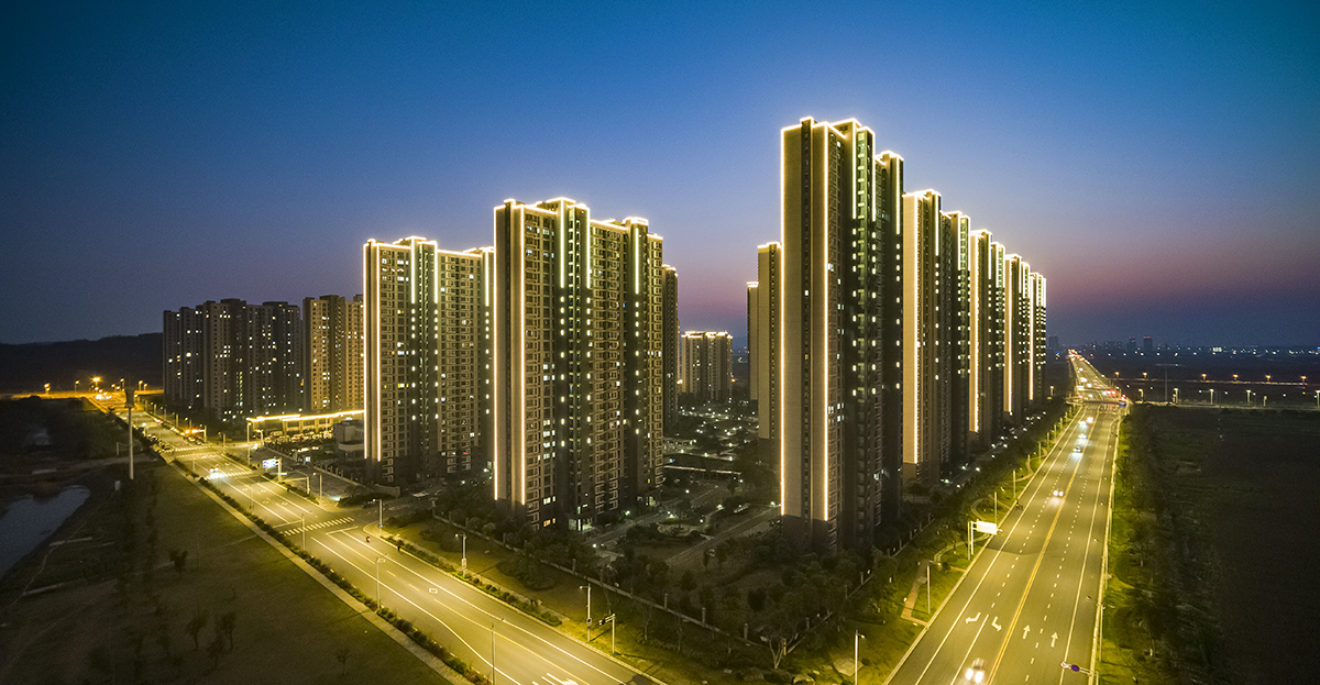 幸福城北区照明工程位于溧阳市幸福城;使用了洗墙灯,线条灯等灯具,并